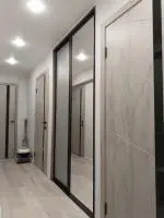 Встраиваемый шкаф-купе на заказ двухдверный в прихожую с зеркальными дверями