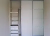 Встроенный шкаф купе в спальню с комбинированными дверями из ДСП Встроенный шкаф купе в спальню с комбинированными дверями из ДСП