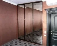 Встроенная гардеробная с дверями из зеркала графит фотография 3