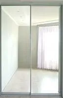 Гардеробная с зеркалами в дверях-купе фотография 3