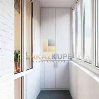 Встроенный шкаф на балконе с распашными дверями из ЛДСП фотография 3