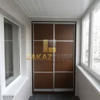 Корпусной шкаф купе на балкон изготовленный по размерам клиента фотография 3