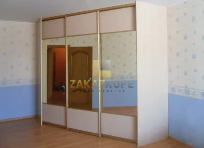 Гардеробная с дверями купе фотография 4
