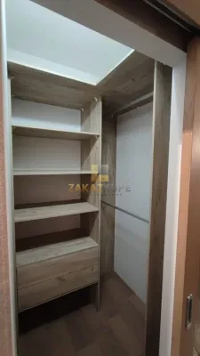 Угловая гардеробная, которая пойдёт как для классического, так и для современного интерьера фотография 4