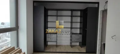 Гардеробная с зеркальными раздвижными дверями фотография 4