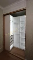 Двухдверная встроенная гардеробная с распашными дверями из ЛДСП фотография 3