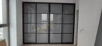 Гардеробная с зеркальными раздвижными дверями фотография 3