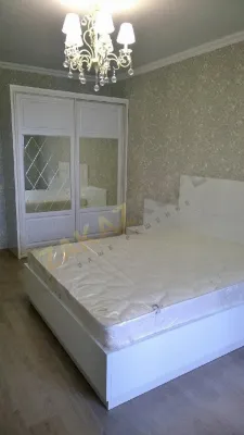 Шкаф купе классическом стиле в спальню с зеркалом  серебро и фацетом ромбы фото 4